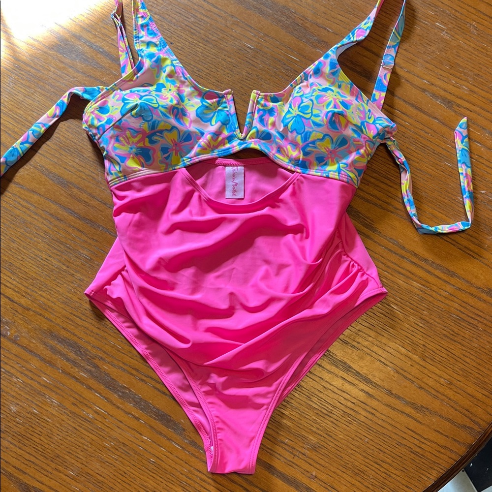 Trixie Motel Pink and Blue Floral Women’s Cutout High Cut One Piece Swimsuit XL